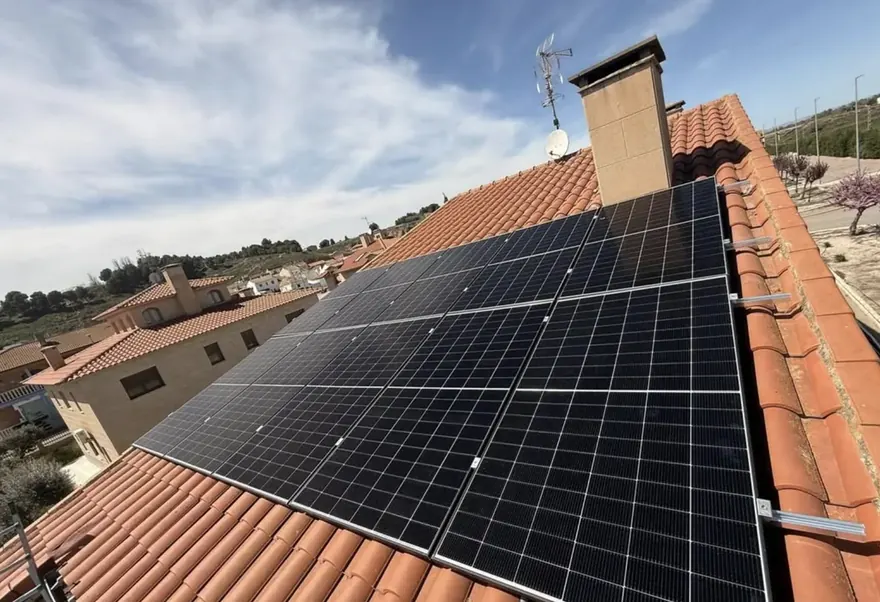 Instalación de 10 paneles solares sobre tejado de teja en Corella (Navarra)
