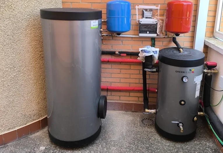 Instalación de aerotermia en Huesca: acumulador, depósito y vasos de expansión