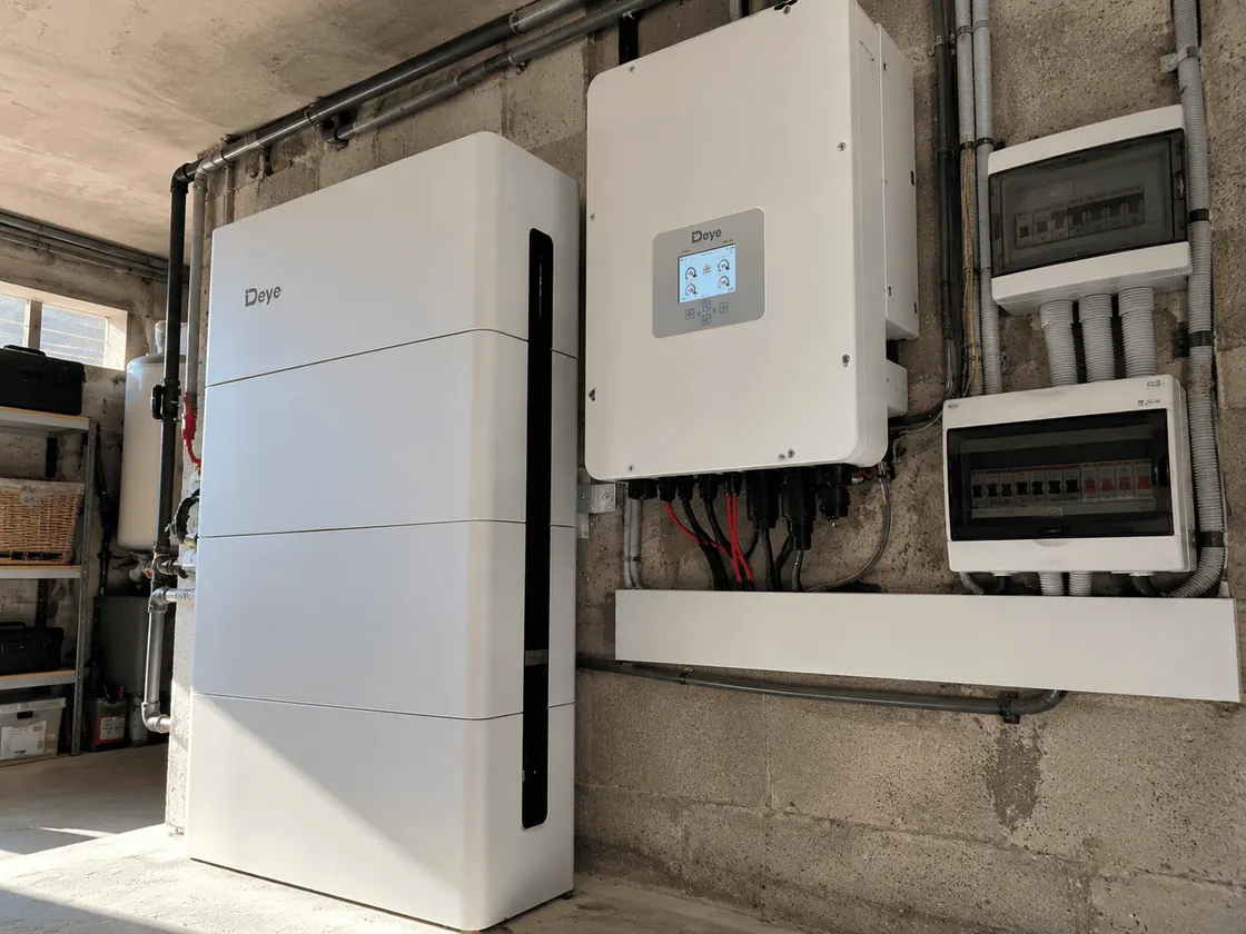 Batería de litio e inversor híbrido instalados en el cuarto técnico de una vivienda